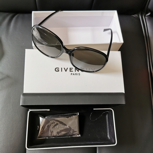Givenchy sunglasses - Picture 2 of 2